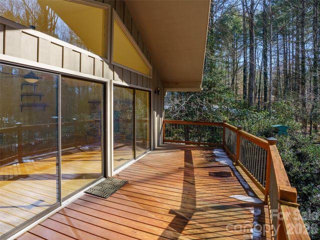 138 Woodhaven Drive, Hendersonville, NC 28739