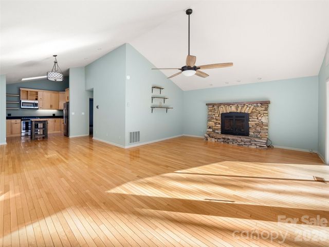 138 Woodhaven Drive, Hendersonville, NC 28739