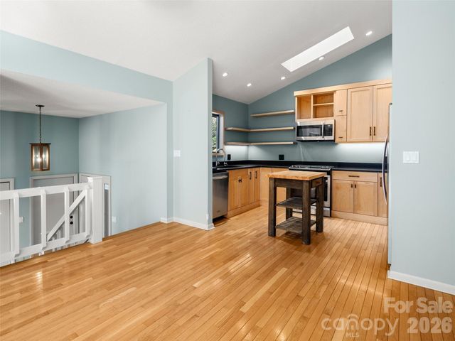 138 Woodhaven Drive, Hendersonville, NC 28739