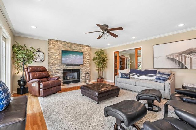W69N346 Evergreen BOULEVARD, Cedarburg, WI 53012
