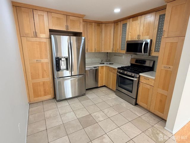 28 Brighton Way, North Brunswick, NJ 08902