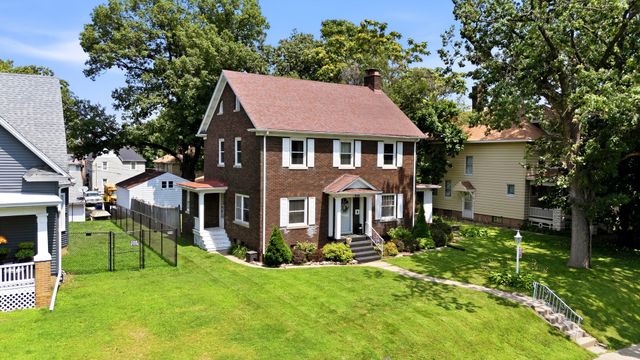 1024 W 15th Street, Davenport, IA 52804