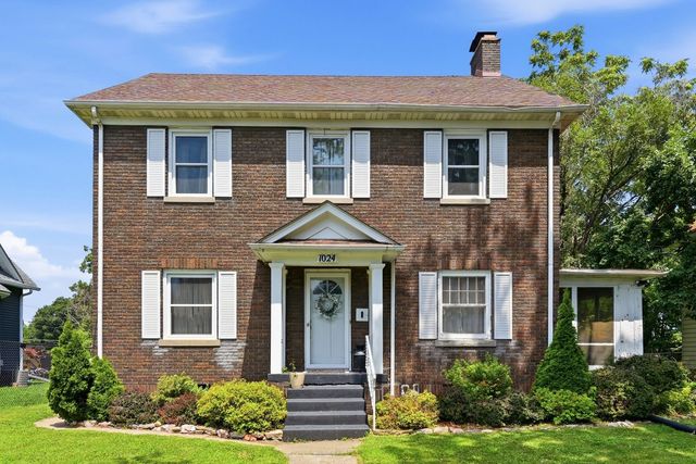 1024 W 15th Street, Davenport, IA 52804