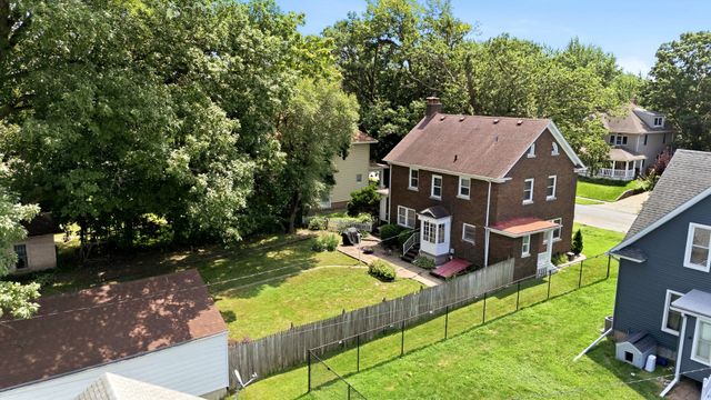 1024 W 15th Street, Davenport, IA 52804