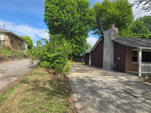 12102 McKelvey Road, Maryland Heights, MO 63043