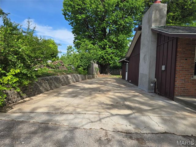 12102 McKelvey Road, Maryland Heights, MO 63043