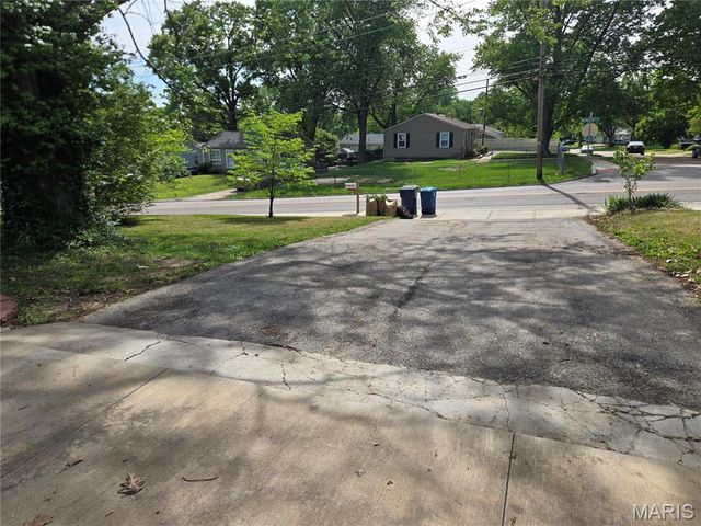 12102 McKelvey Road, Maryland Heights, MO 63043