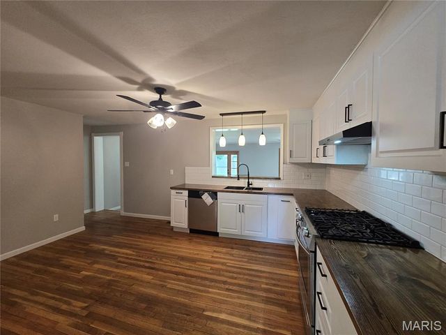 12102 McKelvey Road, Maryland Heights, MO 63043
