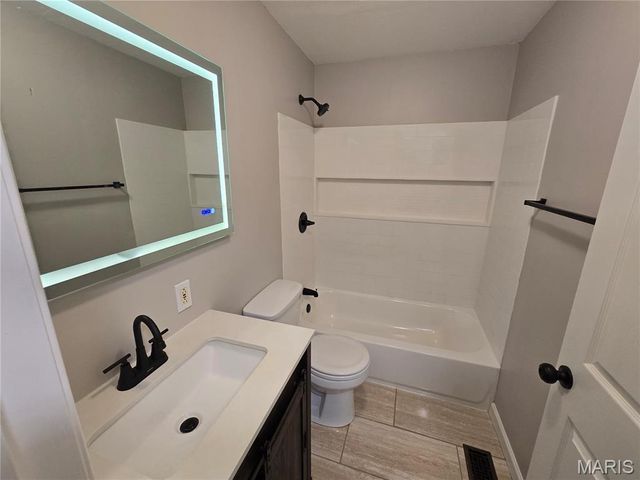 12102 McKelvey Road, Maryland Heights, MO 63043