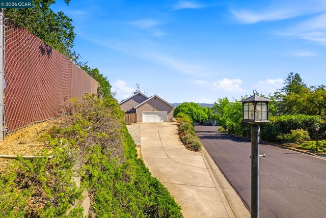 100 Sky Ranch Ln, Pleasant Hill, CA 94523