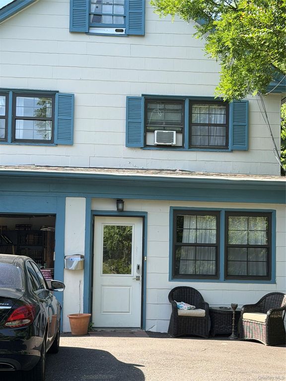 9 Fairview Avenue, Great Neck, NY 11023
