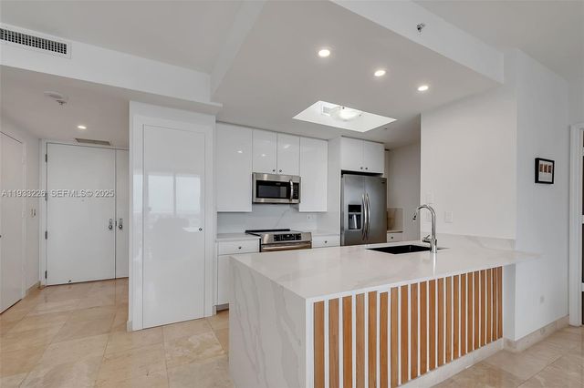 848 Brickell Key Dr 1803, Miami, FL 33131