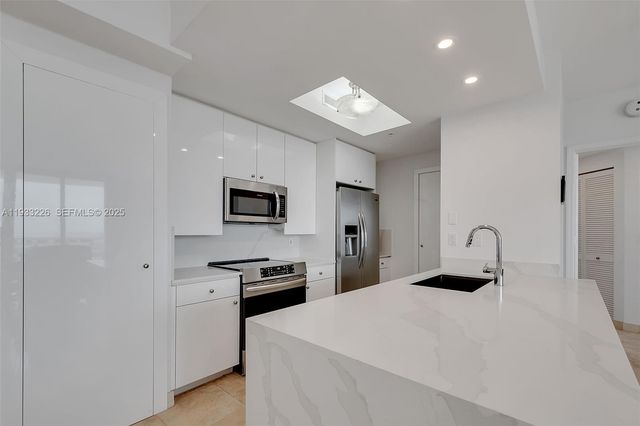 848 Brickell Key Dr 1803, Miami, FL 33131