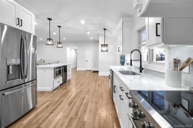 9 Susan Lane, Dix Hills, NY 11746