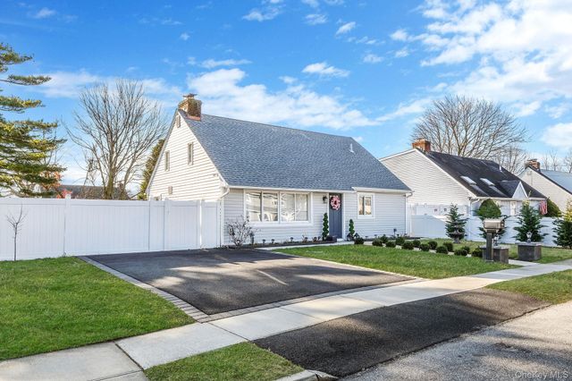 616 Kenmore Avenue, Copiague, NY 11726