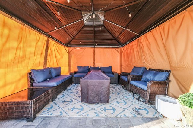 616 Kenmore Avenue, Copiague, NY 11726