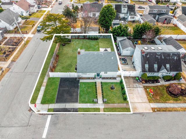 616 Kenmore Avenue, Copiague, NY 11726