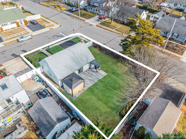 616 Kenmore Avenue, Copiague, NY 11726