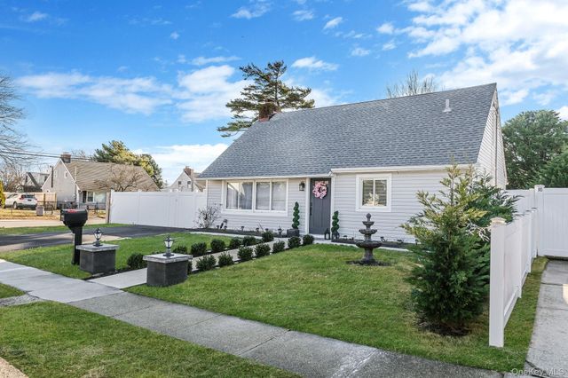 616 Kenmore Avenue, Copiague, NY 11726