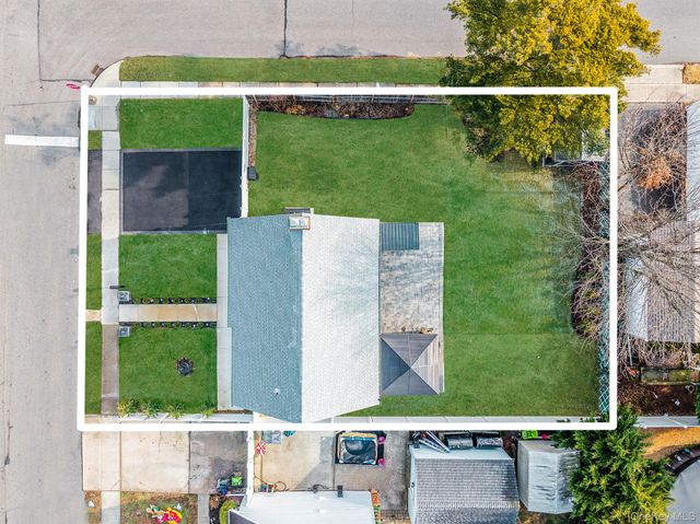 616 Kenmore Avenue, Copiague, NY 11726