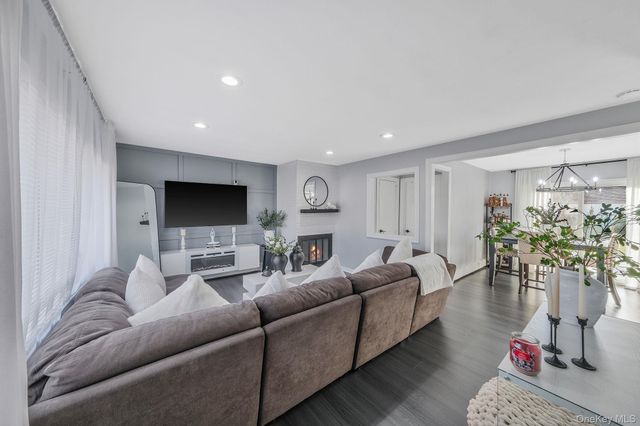 616 Kenmore Avenue, Copiague, NY 11726