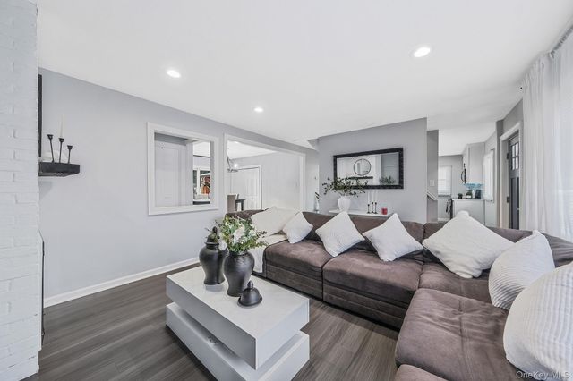 616 Kenmore Avenue, Copiague, NY 11726