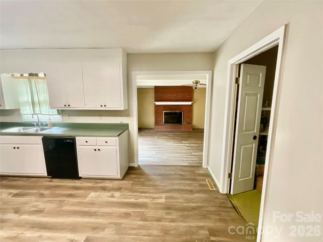 5521 Suttlemyre Lane, Hickory, NC 28601
