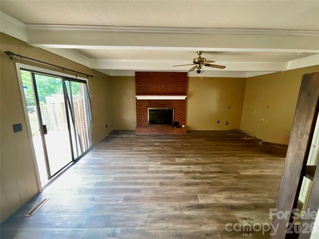 5521 Suttlemyre Lane, Hickory, NC 28601