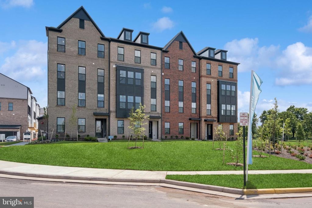 Image 2 of property listing at 14904 DECO CIR #LOT 85, Chantilly, VA 20151