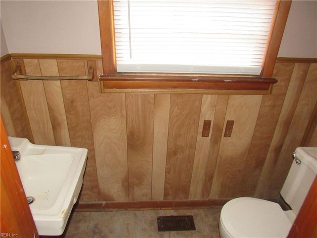 10 W Walker RD, Hampton, VA 23666