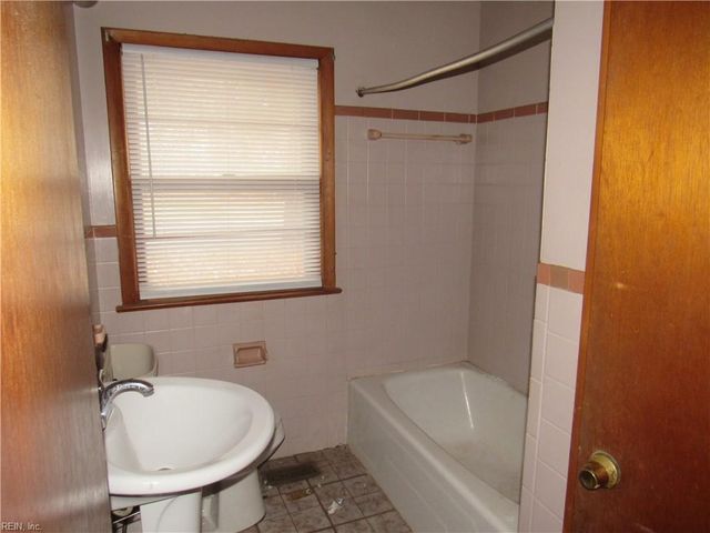 10 W Walker RD, Hampton, VA 23666