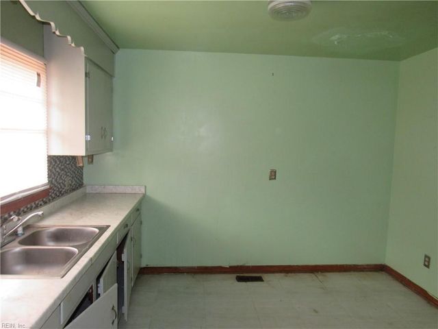 10 W Walker RD, Hampton, VA 23666