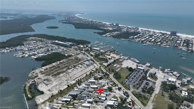 8 Helen LN, Fort Myers Beach, FL 33931