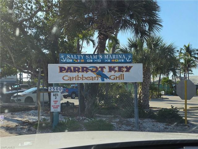 8 Helen LN, Fort Myers Beach, FL 33931