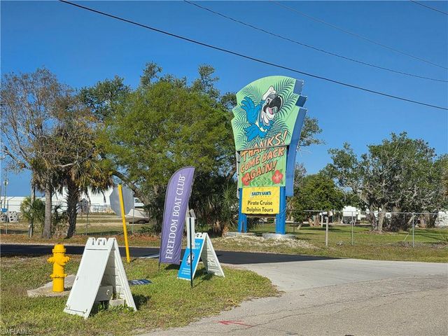 8 Helen LN, Fort Myers Beach, FL 33931