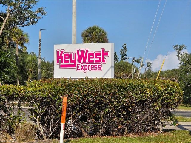 8 Helen LN, Fort Myers Beach, FL 33931