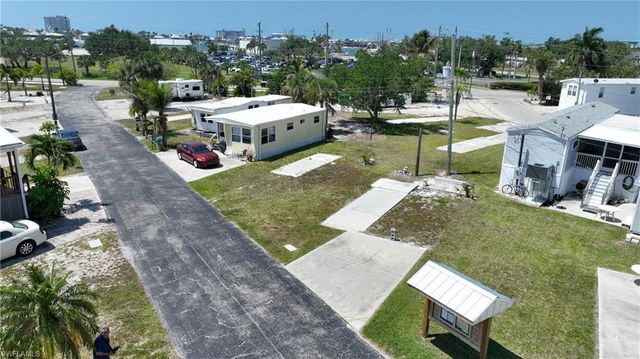 8 Helen LN, Fort Myers Beach, FL 33931