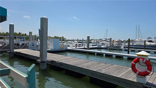 8 Helen LN, Fort Myers Beach, FL 33931
