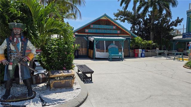8 Helen LN, Fort Myers Beach, FL 33931