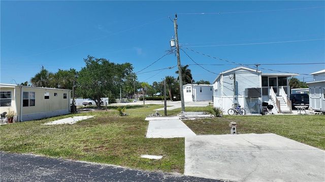 8 Helen LN, Fort Myers Beach, FL 33931