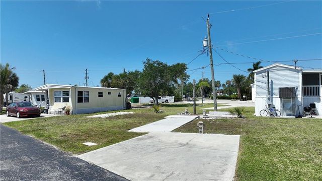 8 Helen LN, Fort Myers Beach, FL 33931