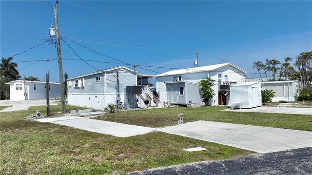 8 Helen LN, Fort Myers Beach, FL 33931