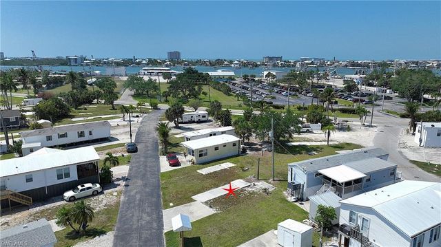 8 Helen LN, Fort Myers Beach, FL 33931