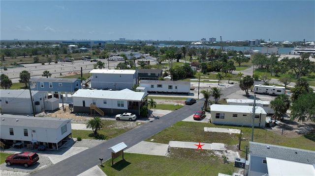 8 Helen LN, Fort Myers Beach, FL 33931