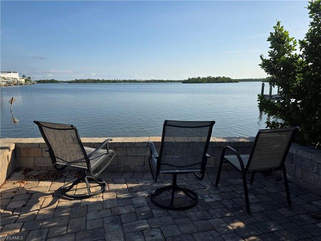 8 Helen LN, Fort Myers Beach, FL 33931