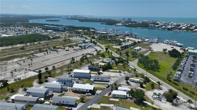 8 Helen LN, Fort Myers Beach, FL 33931