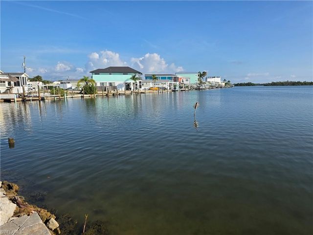 8 Helen LN, Fort Myers Beach, FL 33931