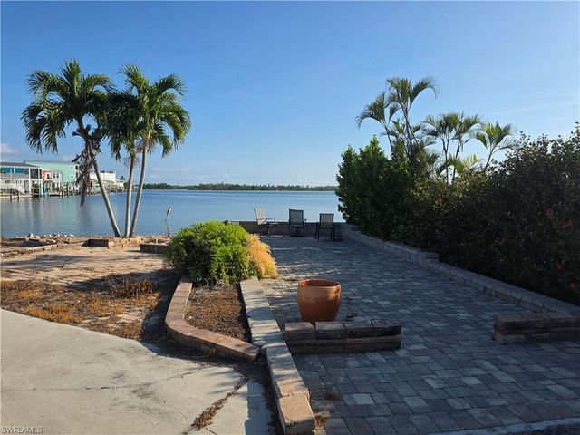 8 Helen LN, Fort Myers Beach, FL 33931