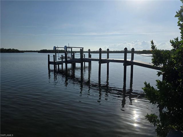 8 Helen LN, Fort Myers Beach, FL 33931