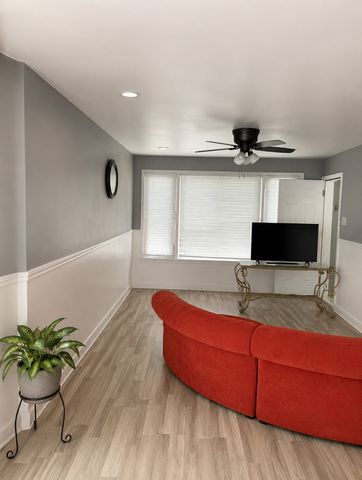 9211 S Clyde Avenue, Chicago, IL 60617